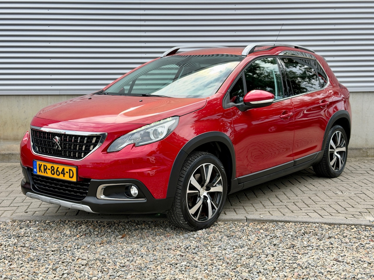 Peugeot 2008 - 1.2 PureTech Allure [ fm navi,ecc,cruise,leer,17``lmv,trekhaak ] - AutoWereld.nl