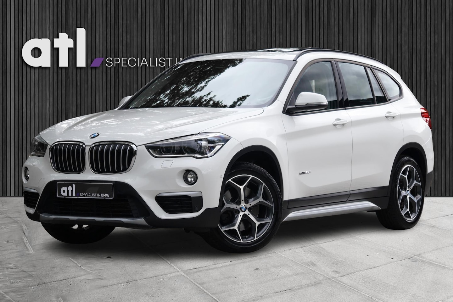 BMW X1 - xDrive20i X Line | Aut | Pano | LED | Clima | Navi | Trekhaak | Stoelverwarming | Sportst - AutoWereld.nl