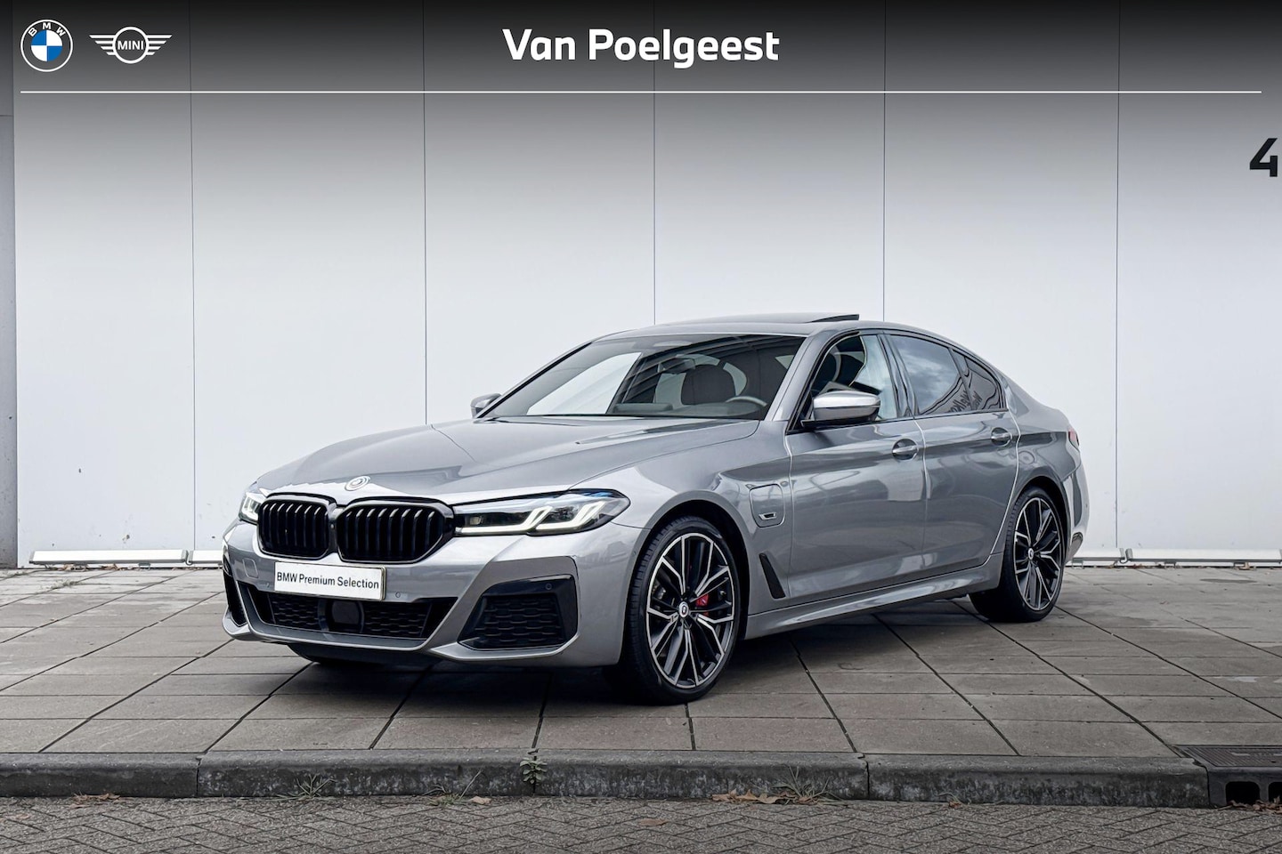 BMW 5-serie - Sedan 530e M-Sport Pro 20 Inch / Glazen Schuifdak / Getinte Ramen Achter / Electrische Ach - AutoWereld.nl