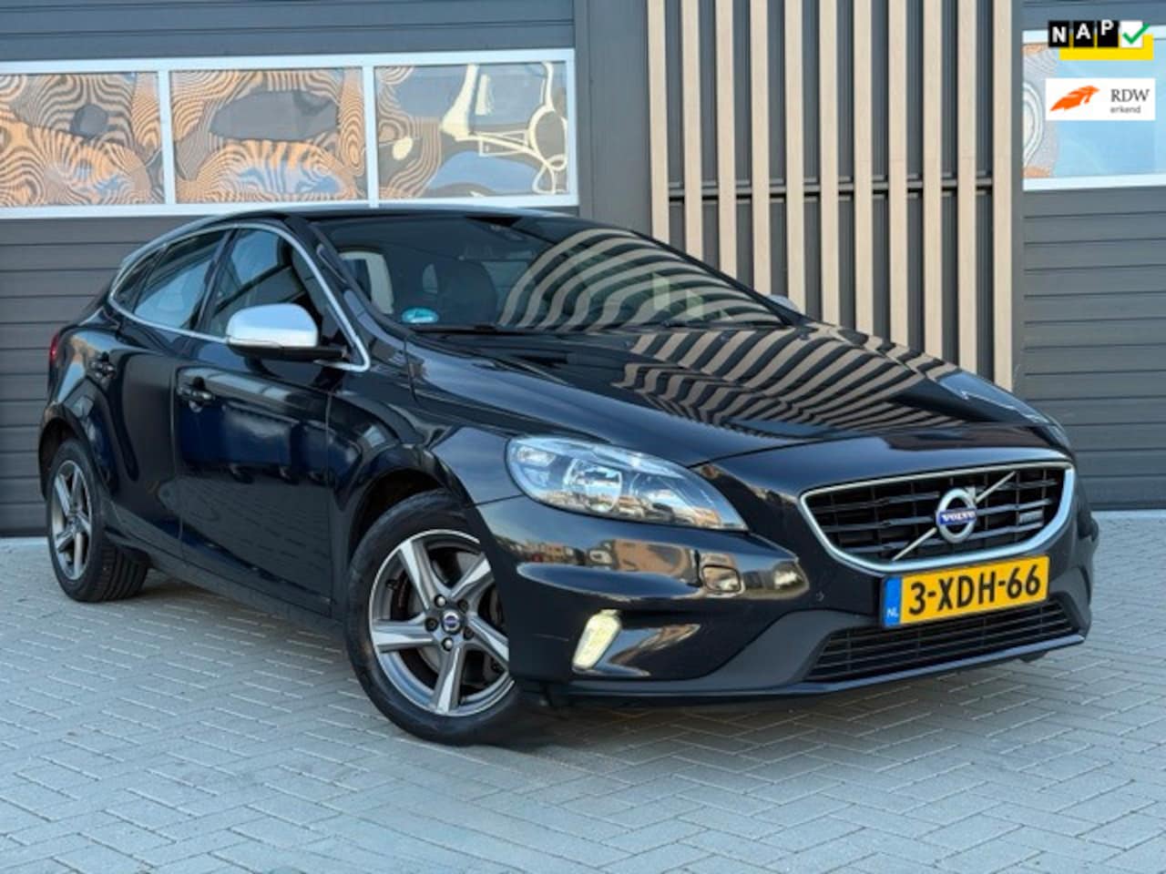 Volvo V40 - R-Design 2.0 Diesel / Leder / LED / 190PK - AutoWereld.nl