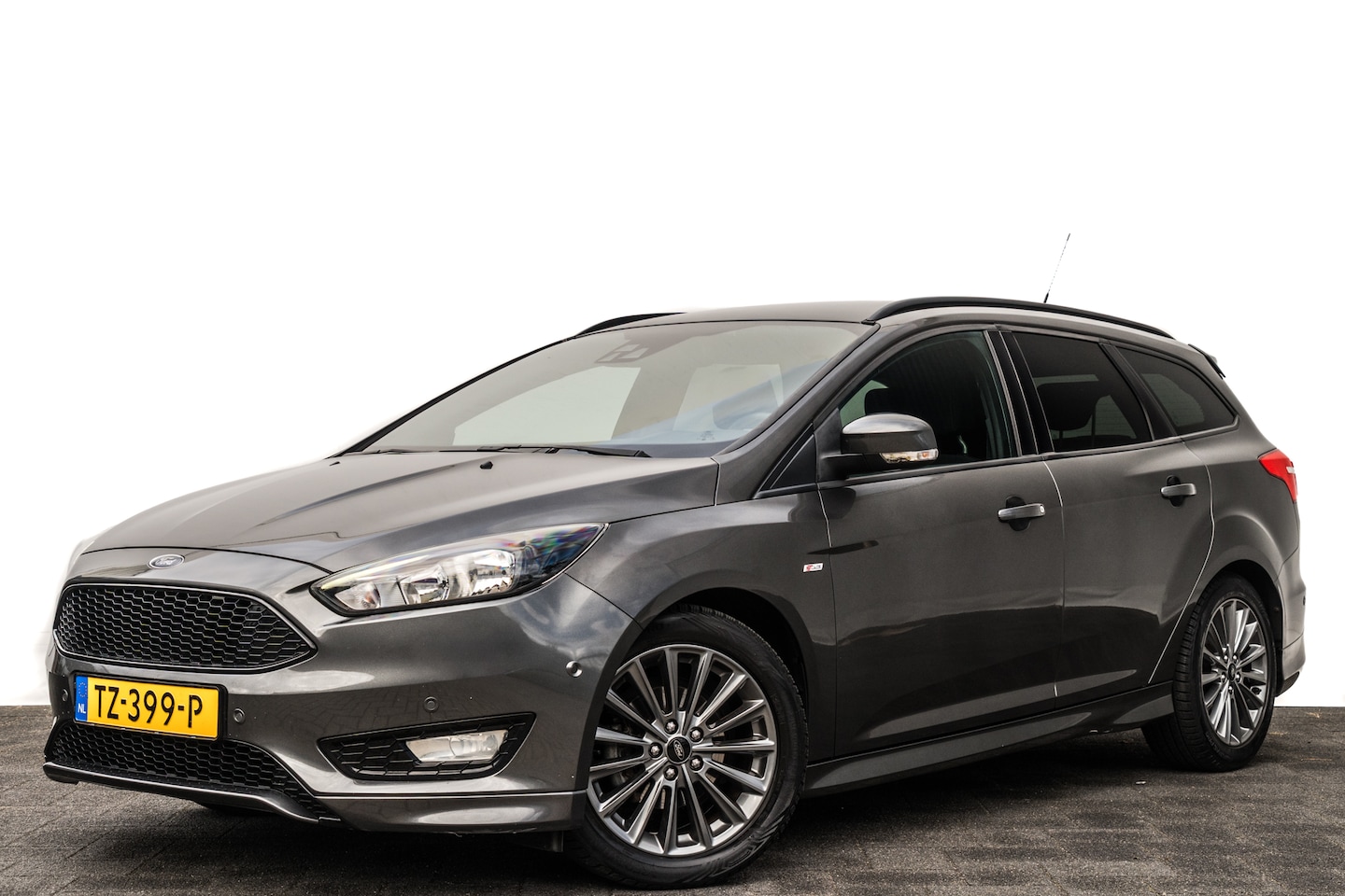 Ford Focus Wagon - 1.0 ST-Line | PDC | Carplay | Cruise | PDC | 17" LMV - AutoWereld.nl