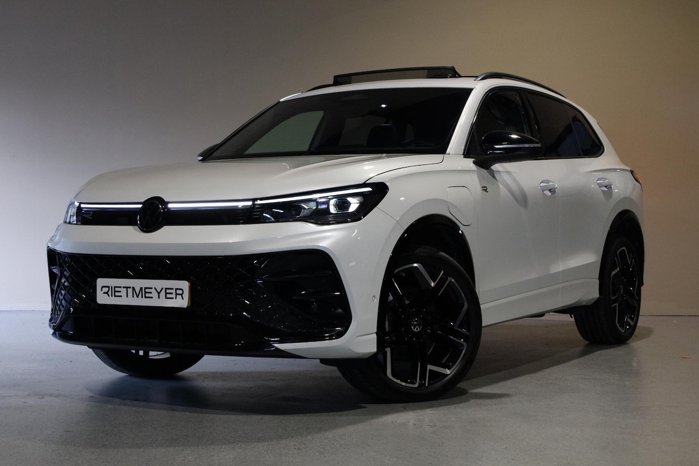 Volkswagen Tiguan - 1.5 eHybrid R-Line Edition |Pano | Leder interieur | Head-up | - AutoWereld.nl
