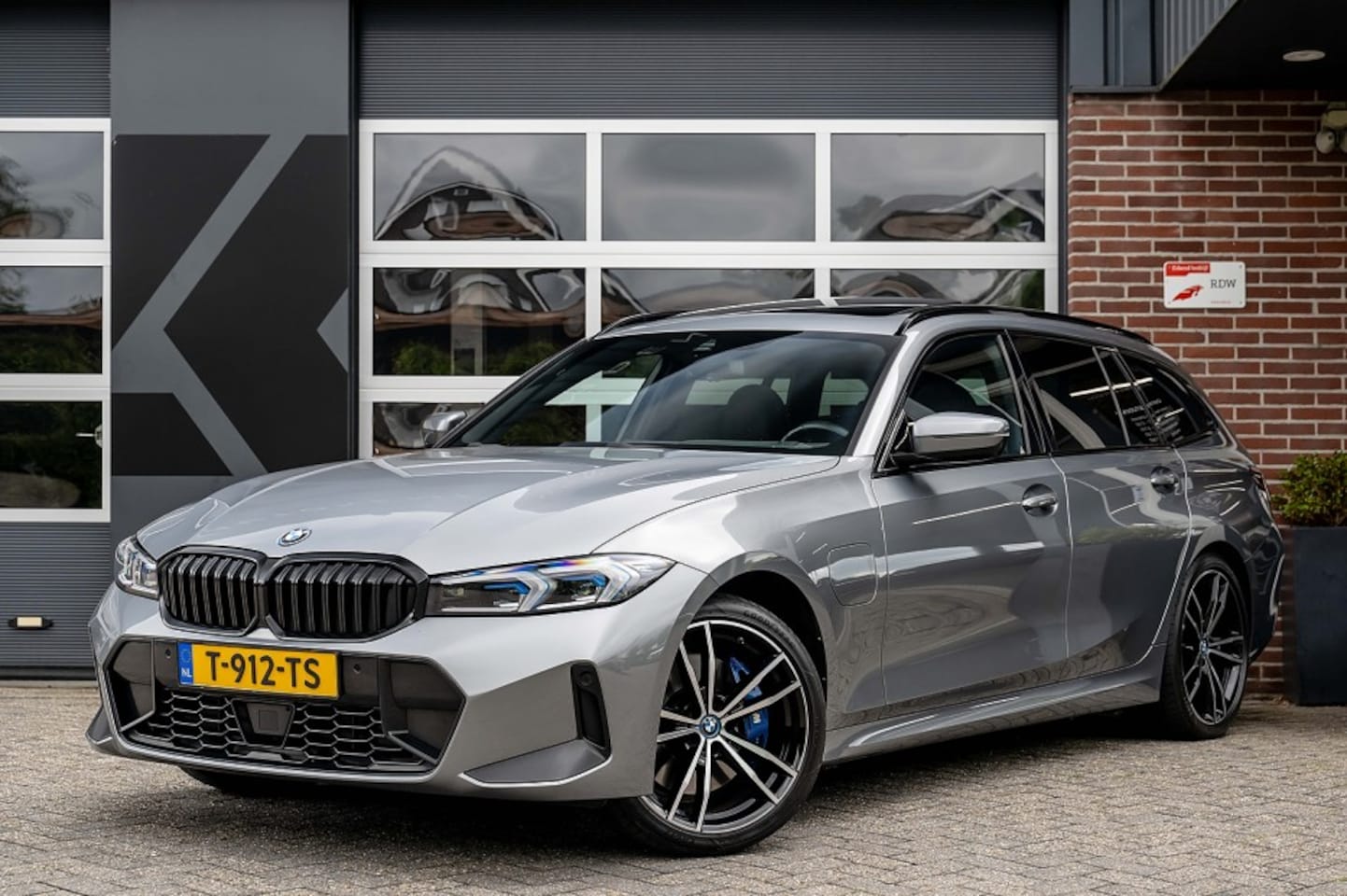 BMW 3-serie Touring - 330 330e M Sport | Panorama | ACC | Harman/Kardon | Trekhaak | Stoelverw. | 19' Inch | - AutoWereld.nl