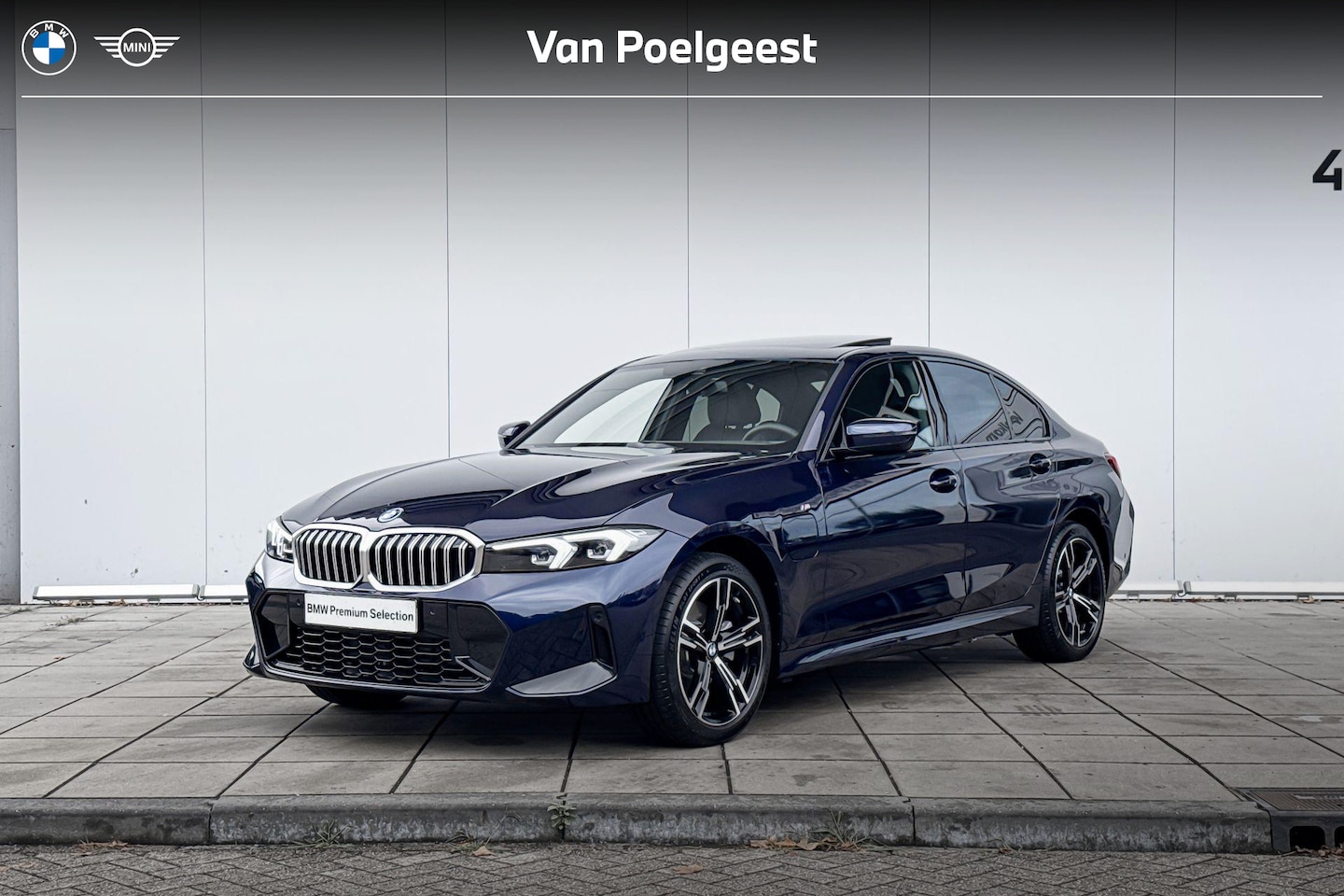 BMW 3-serie - Sedan 330e M-Sport 18 Inch / Glazen Schuifdak / Electrische Zwenkhaak / Getinte Ramen Acht - AutoWereld.nl