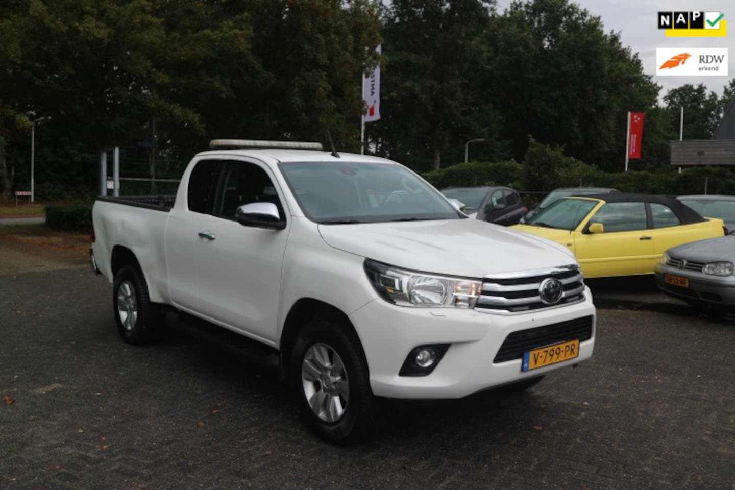 Toyota HiLux - 2.4 D-4D-F Xtra Cab Professional 2.4 D-4D-F Xtra Cab Professional - AutoWereld.nl