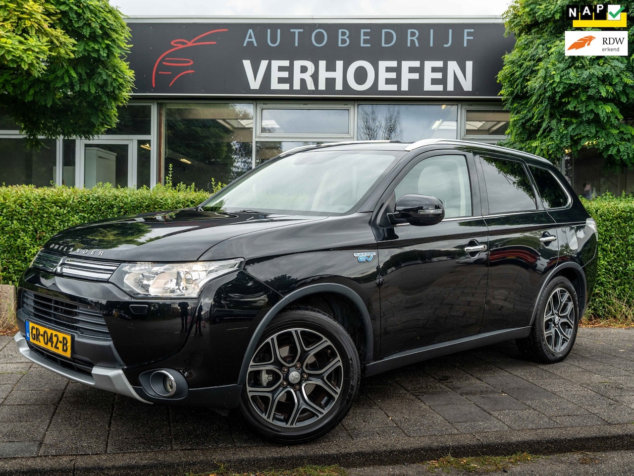 Mitsubishi Outlander - 2.0 PHEV Instyle | X-LINE | AUTOMAAT | PANORAMA | PARKEERCAMERA | XENON | LEDER | STOELVER - AutoWereld.nl
