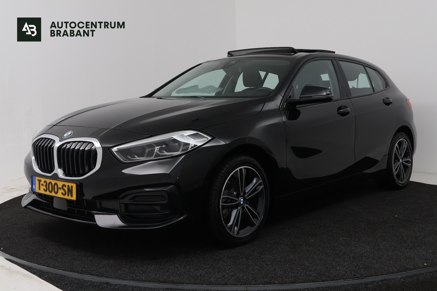 BMW 1-serie - 118i (PANORAMADAK, PARKEERSENSOREN, NAVIGATIE, CRUISE CONTROL) - AutoWereld.nl