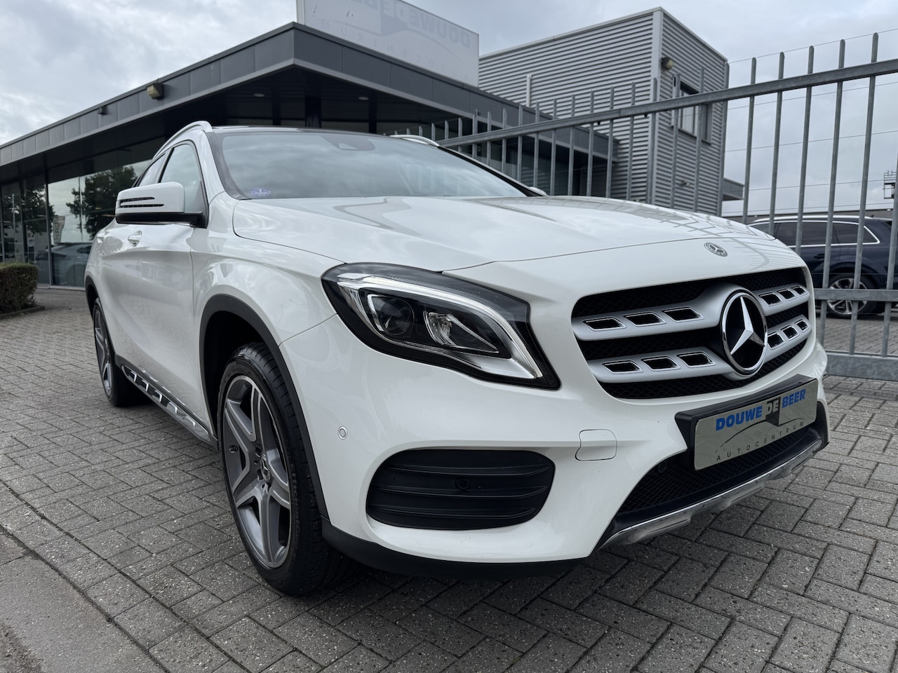 Mercedes-Benz GLA-Klasse - 200 Premium Plus AMG. Pano/dak, Trekhaak, echt super mooie - AutoWereld.nl