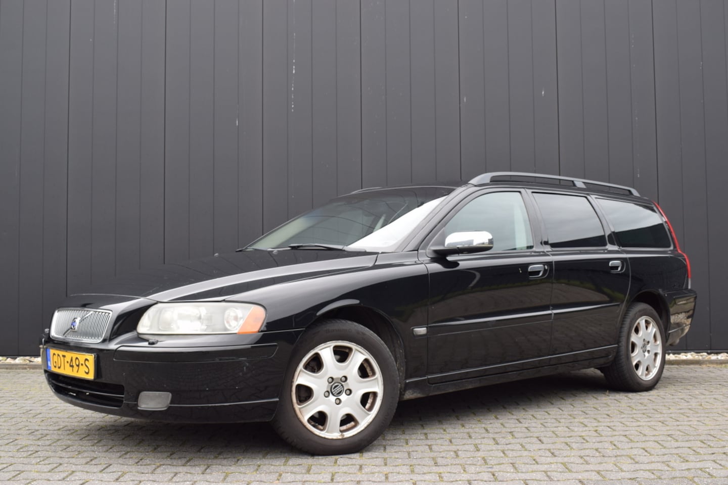 Volvo V70 - 2.5T Automaat AWD Momentum Zwart Leder | Xenon | ECC | Stoelverwarming - AutoWereld.nl