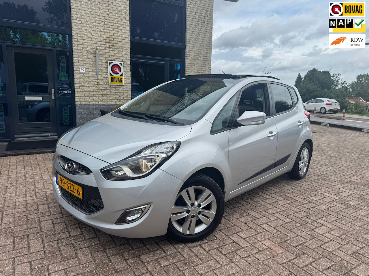 Hyundai ix20 - 1.6i i-Catcher- pano dak- automaat-navi-leer - AutoWereld.nl