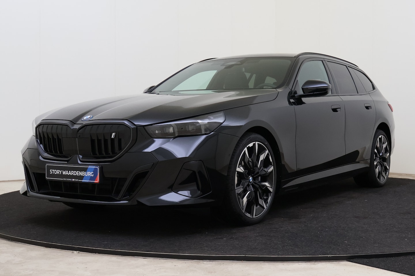 BMW i5 Touring - eDrive40 M Sport / Panoramadak / Trekhaak / Comfortstoelen / Bowers & Wilkins / Parking As - AutoWereld.nl