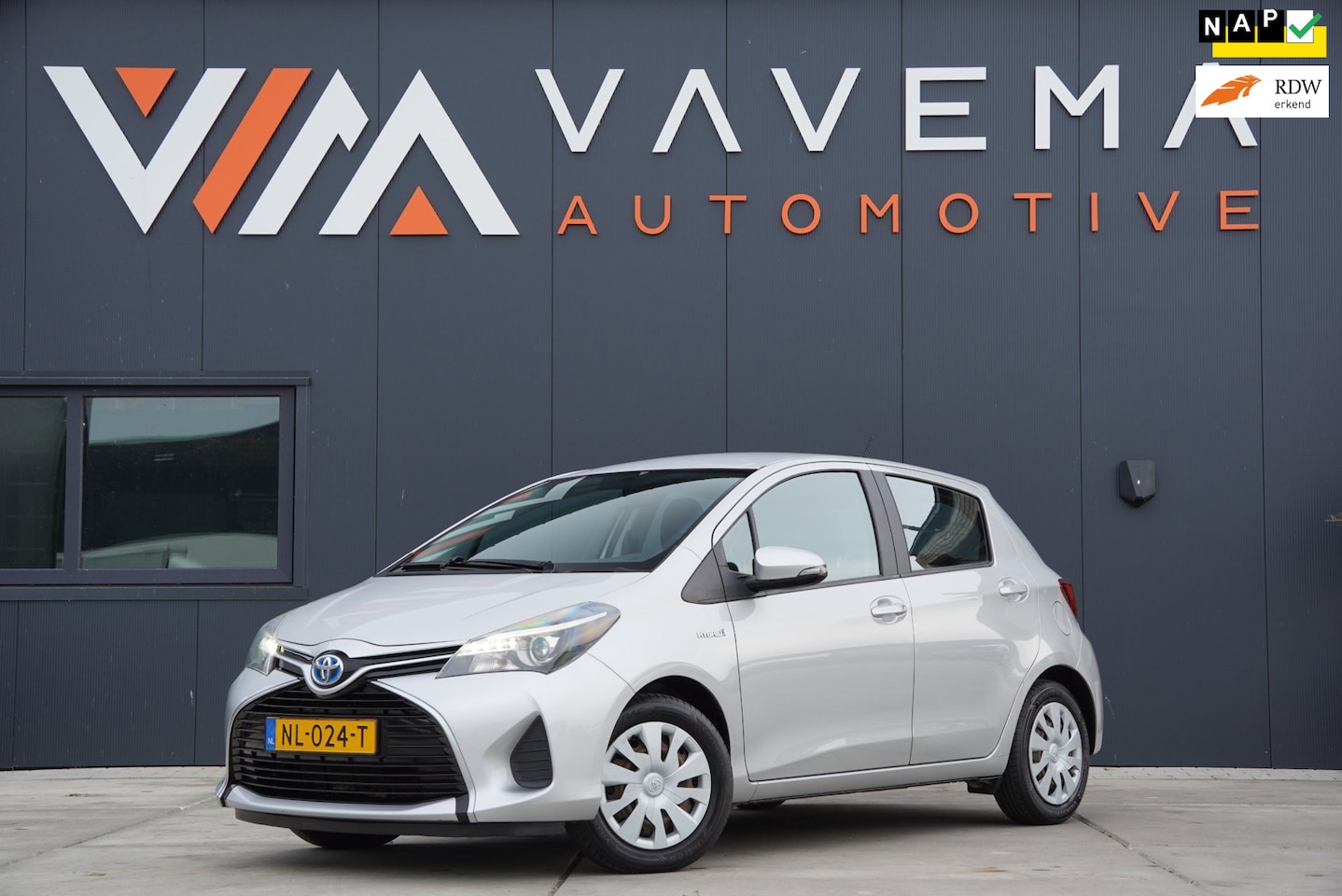 Toyota Yaris - 1.5 Hybrid Aspiration 2017 5 Deurs Airco Automaat Scherm Bluetooth Camera - AutoWereld.nl