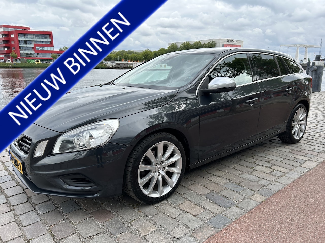 Volvo V60 - 1.6 T3 R-Design aitco/ecc navi/camera keurige auto - AutoWereld.nl