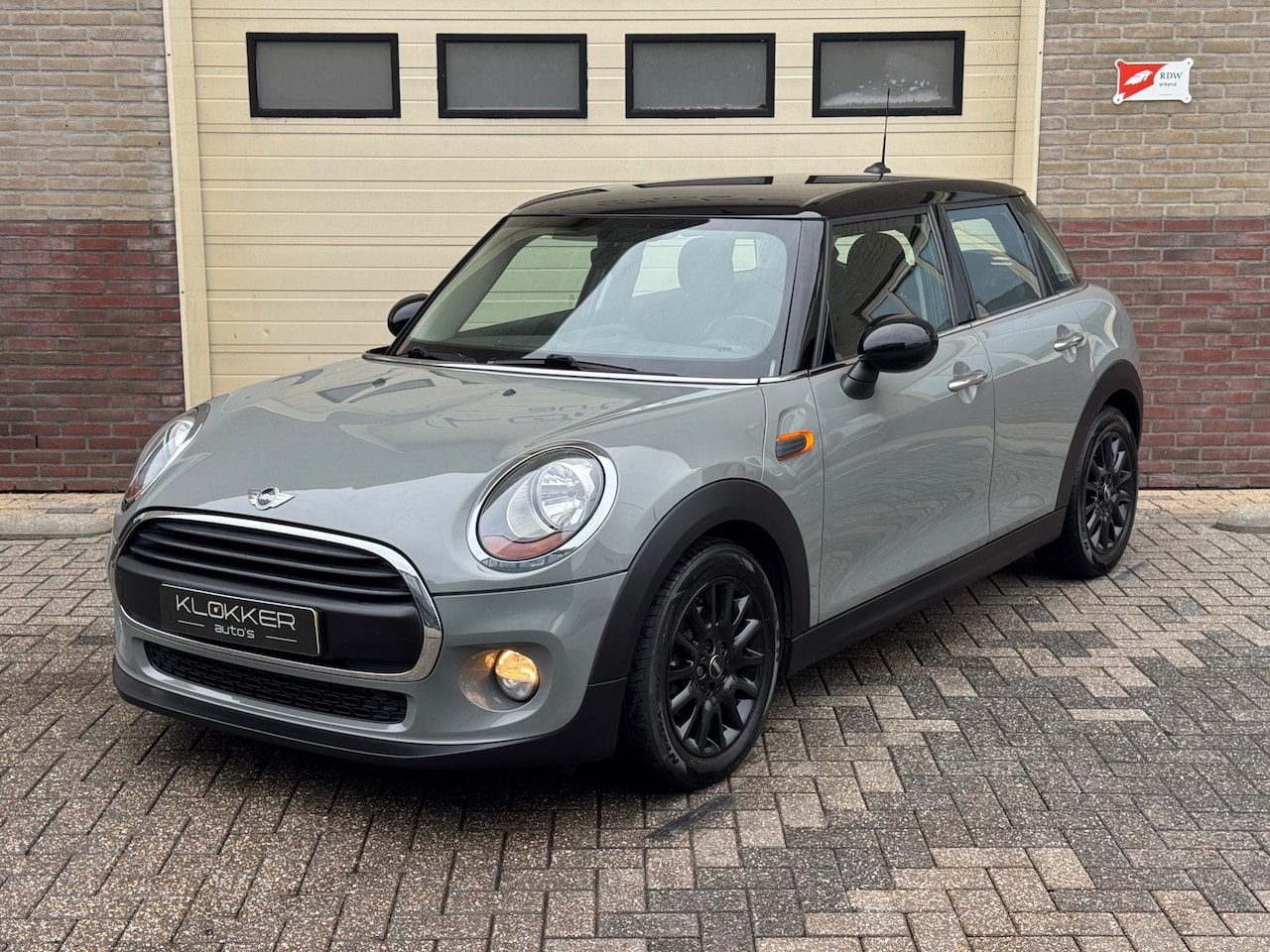 MINI 5-Deurs - One 1.5 D Business Navigatie|Airco|Cruise control|PDC - AutoWereld.nl