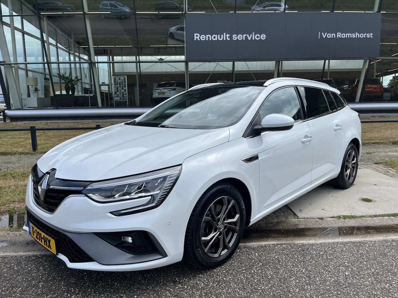 Renault Mégane E-Tech - Estate 1.6 Plug-In Hybrid 160PK R.S. Line / Pano-dak / Camera / Parkeerhulp V+A / Dode hoe - AutoWereld.nl
