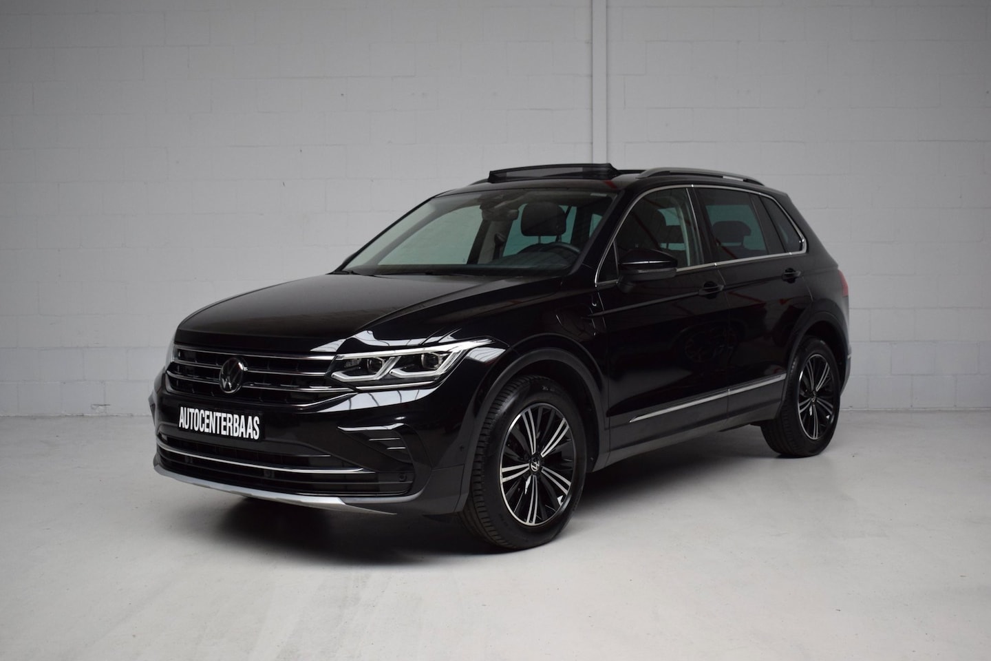 Volkswagen Tiguan - 1.4 TSI eHybrid ELEGANCE SOH VIRTUAL / PANORAMADAK / EL.TREKHAAK / CAMERA / IQ-LIGHT / SFE - AutoWereld.nl