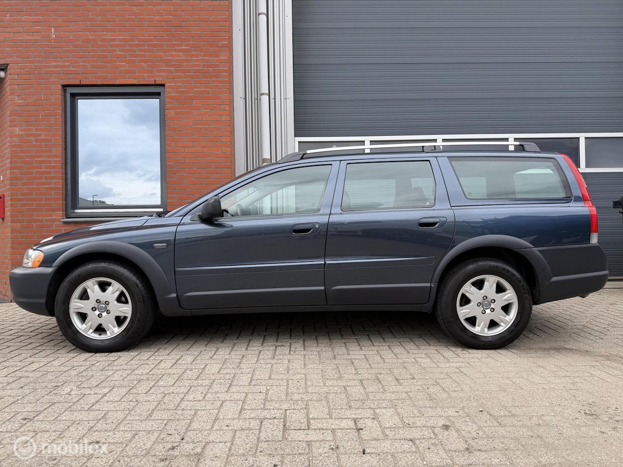 Volvo XC70 - 2.5T Geartr. Momentum - orig. NL - leder - AutoWereld.nl