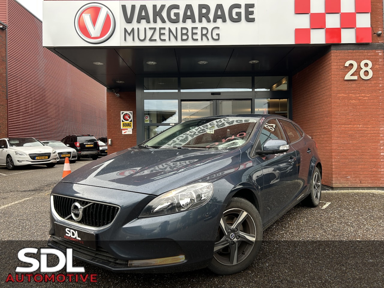 Volvo V40 - 2.0 T2 Nordic+ // LEDER // NAVI // CRUISE // CLIMA // PDC // TREKHAAK!! - AutoWereld.nl