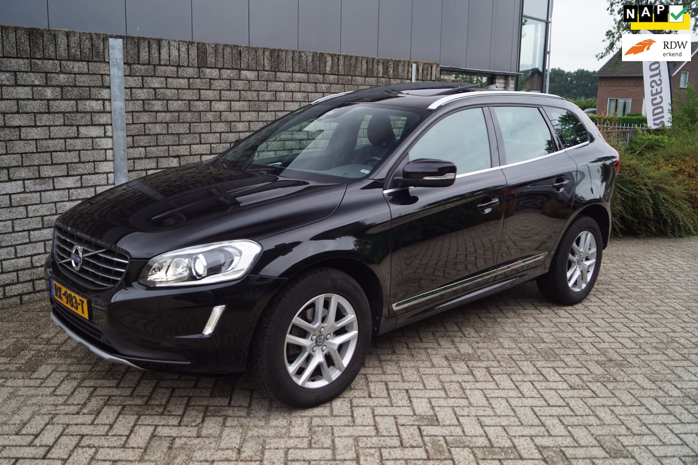 Volvo XC60 - 2.0 T5 FWD Polar+ Autom Panodak Leder Sportst Stoelverw Navi Camera Xenon Clima Cruise x P - AutoWereld.nl