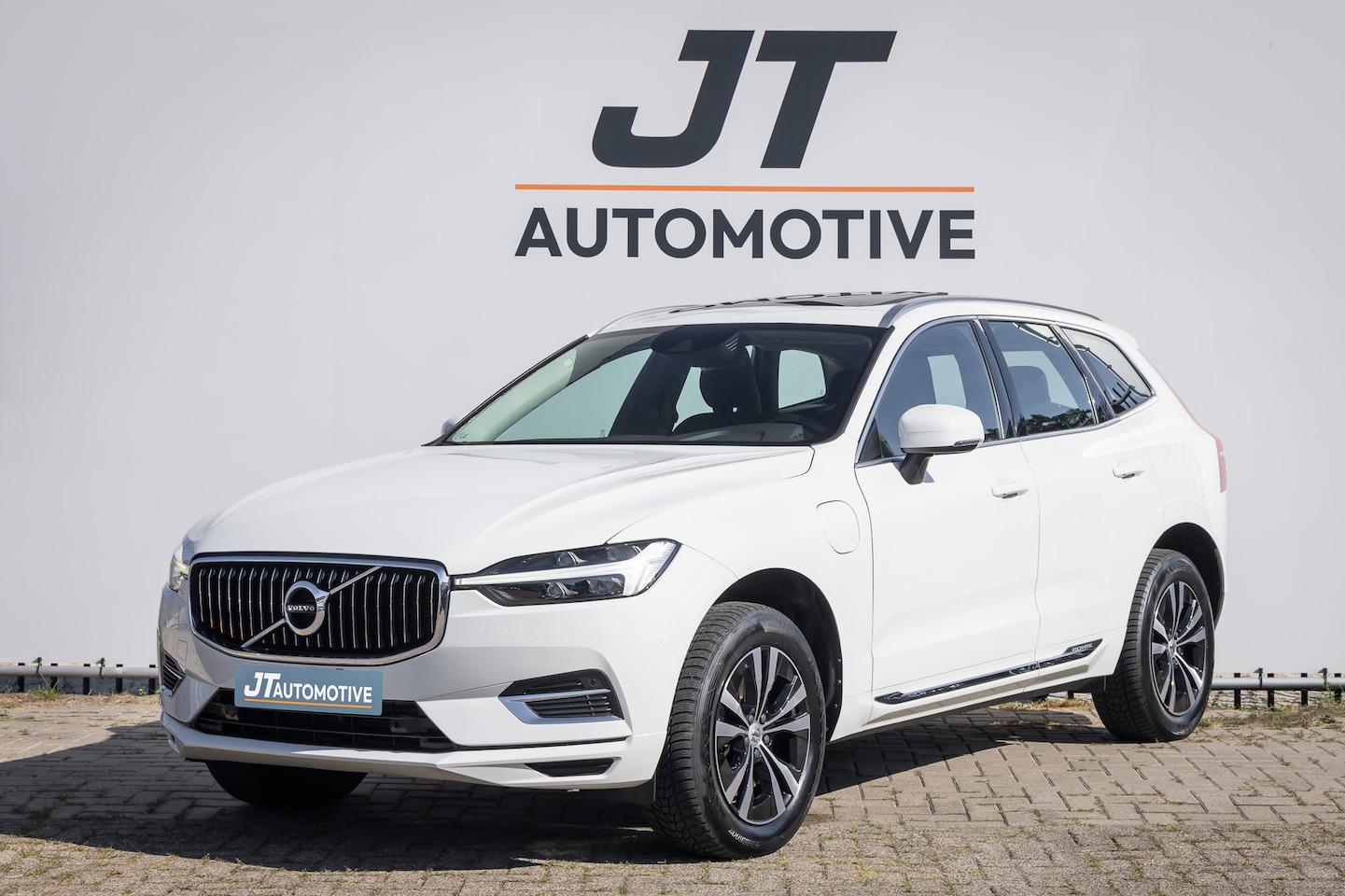 Volvo XC60 - 2.0 Rech T6 Hyb Inschription Panoramadak | Elektrische stoel | Elektrische kofferbak | Car - AutoWereld.nl