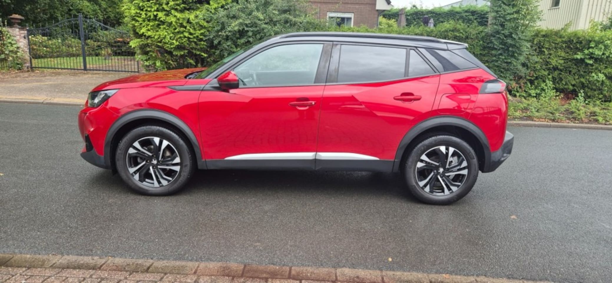 Peugeot 2008 - 1.2 Pure Tech Bleu Lease Allure/Apple Carplay Android/cruise/ECC/camera/stoelverw. - AutoWereld.nl