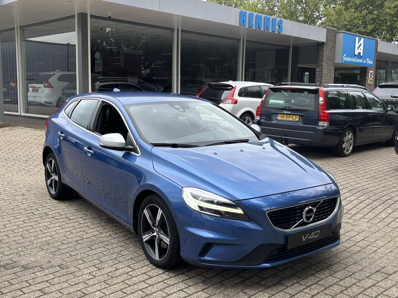 Volvo V40 - 2.0 T2 R-Design Stoelverwarming PDC On call - AutoWereld.nl