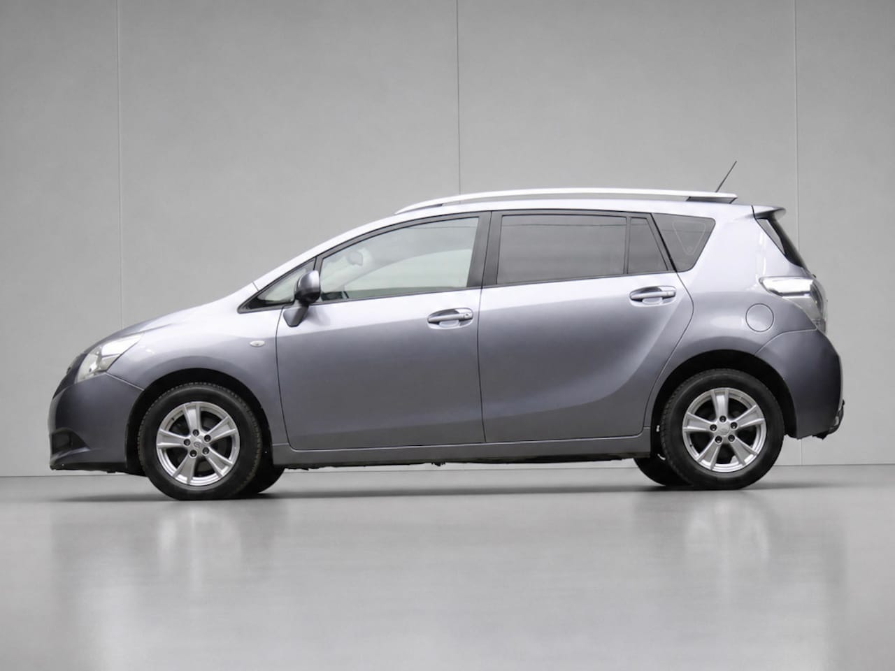 Toyota Verso - 1.8 VVT-i Dynamic 7p. Sport (NAVI,CAMERA,CRUISE,BLUETOOTH,ZONNESCHERMEN,TREKHAAK,GETINT,SP - AutoWereld.nl