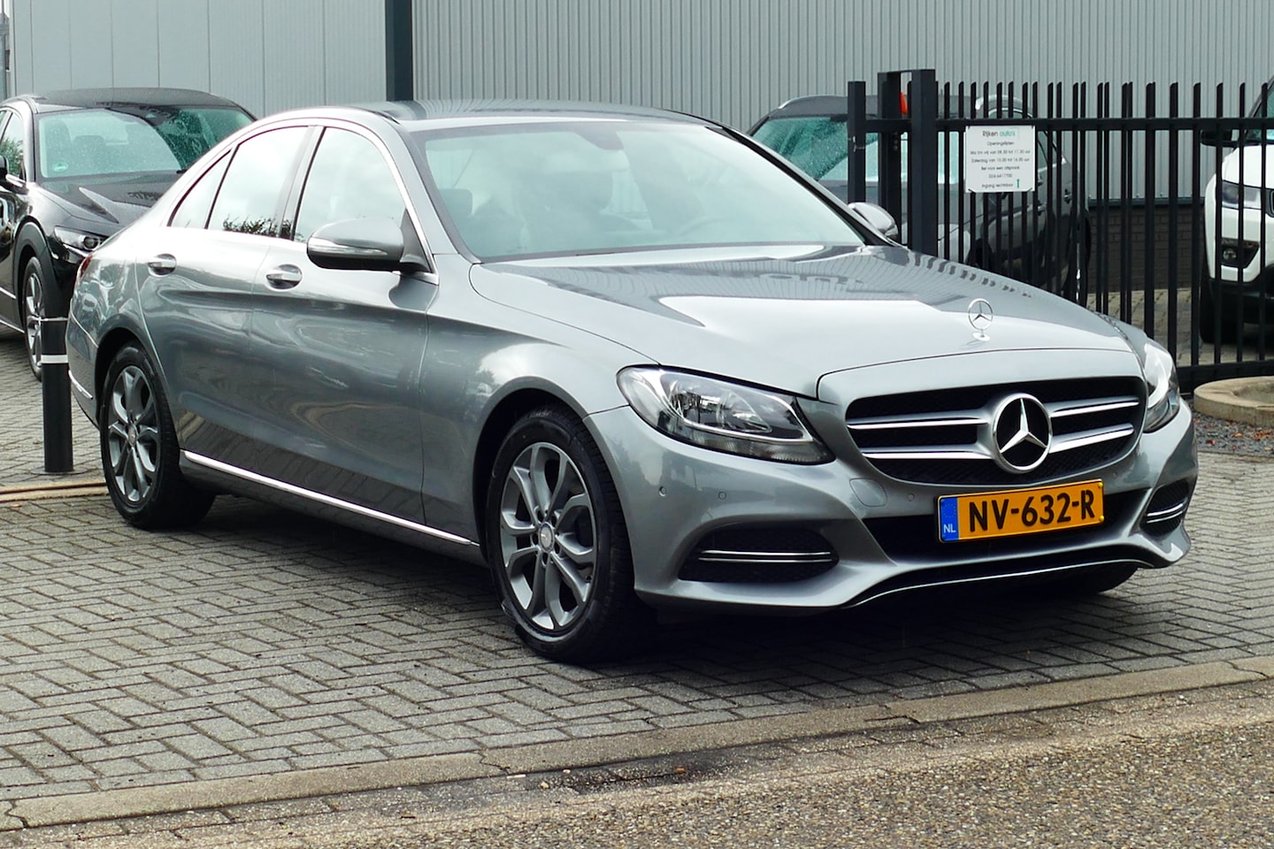 Mercedes-Benz C-klasse - 180 77.000km. Half Leer, StoelVerw, Navi, Clima, 17"LMV All Season Banden - AutoWereld.nl