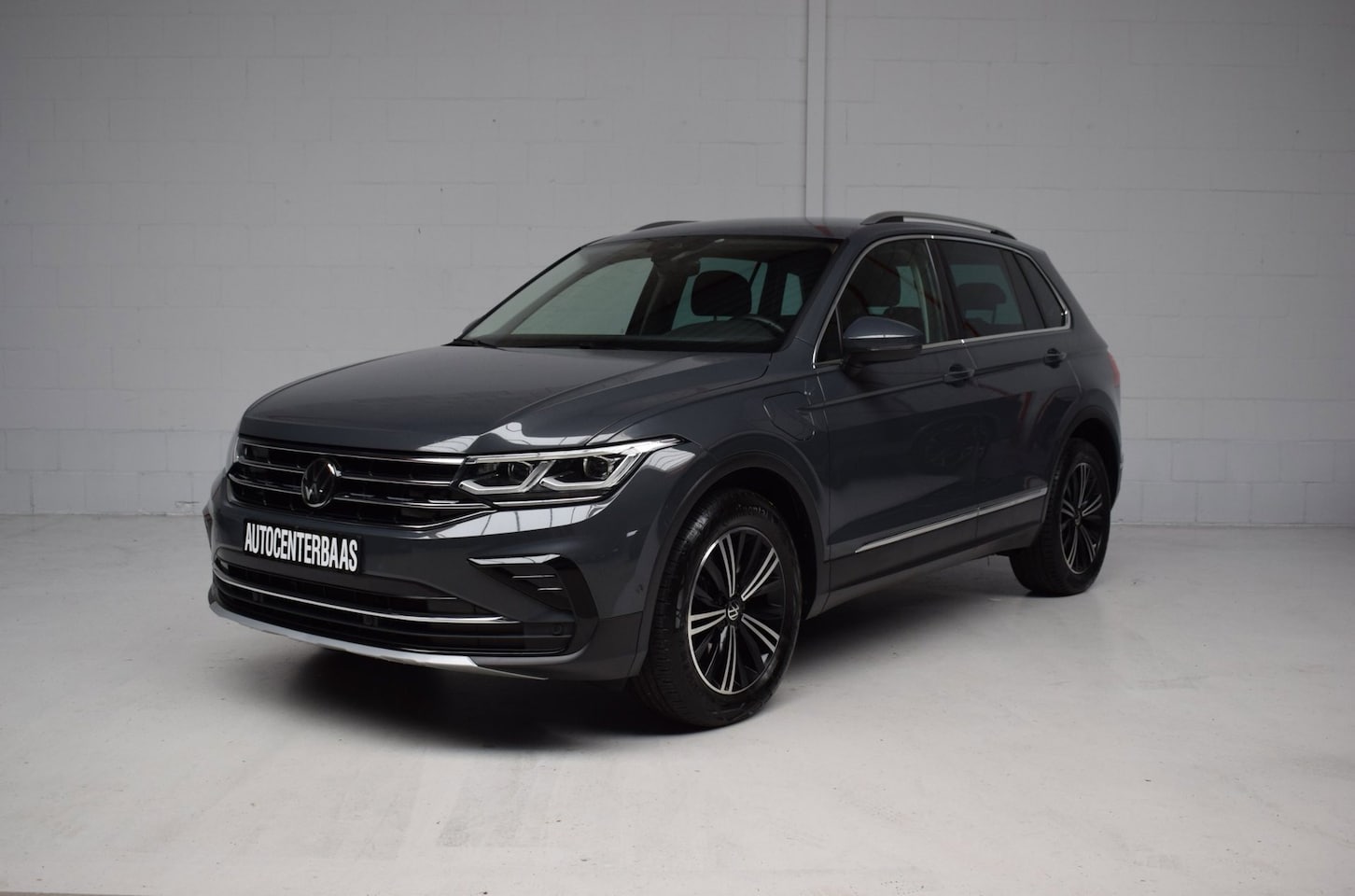 Volkswagen Tiguan - 1.4 TSI eHybrid ELEGANCE SOH / VIRTUAL / VIRTUAL / CAMERA / TREKHAAK / IQ-LIGHT / SFEERVER - AutoWereld.nl