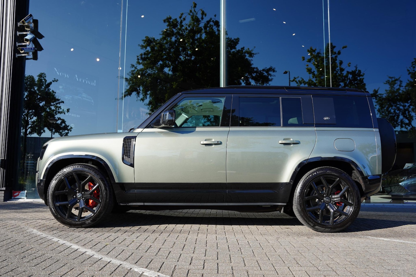 Land Rover Defender 110 - P 300 E 110 X-Dynamic SE GERESERVEERD - AutoWereld.nl