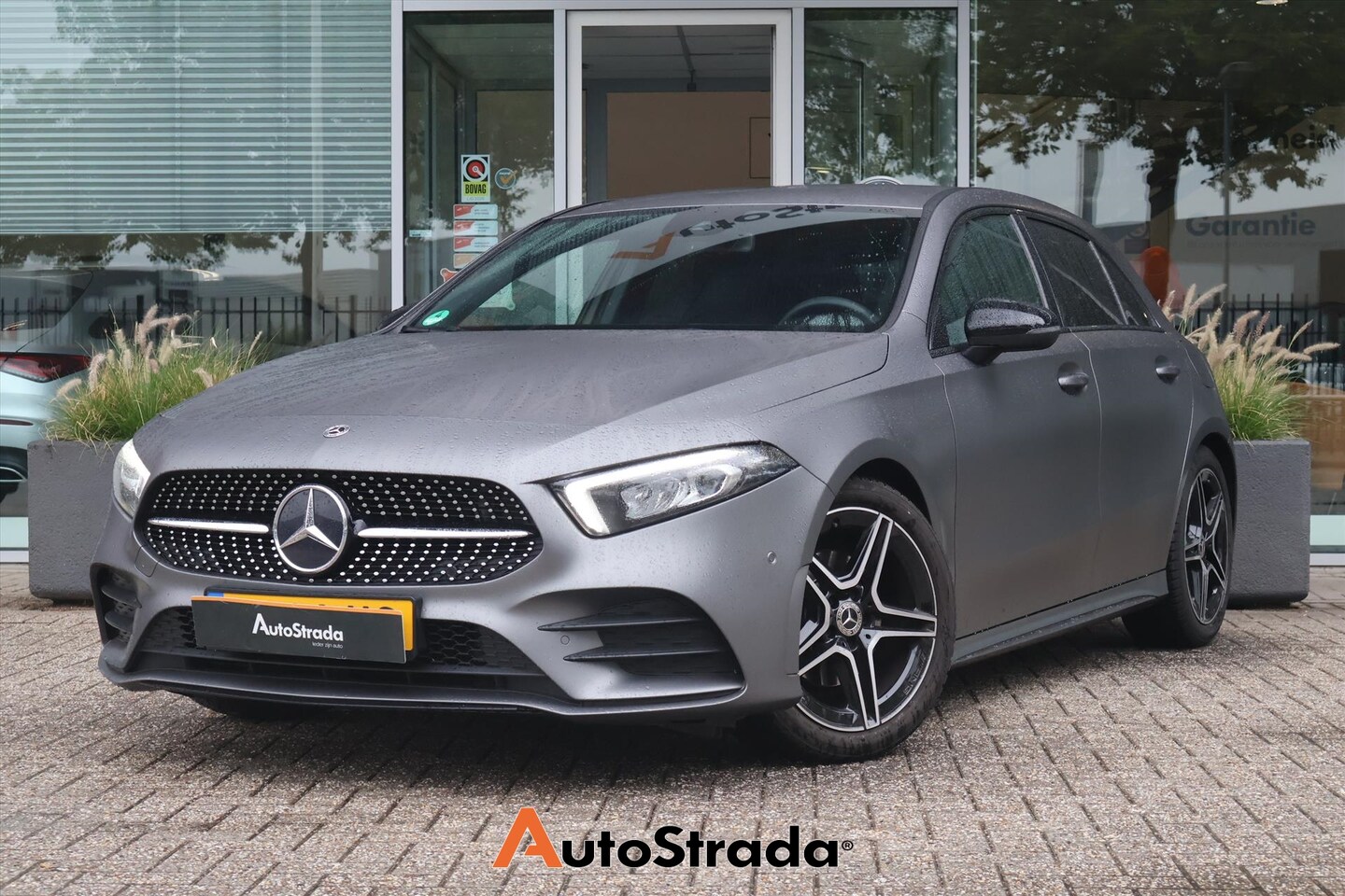 Mercedes-Benz A-klasse - A 180 AMG-Line 136pk | Designo Grau | Sfeer | Stoelverwarming | Camera | LED | Cruise | Cl - AutoWereld.nl