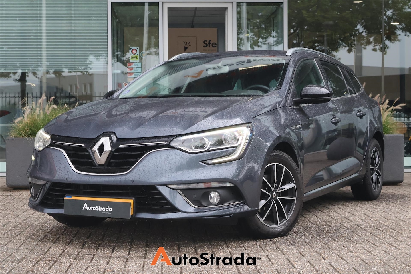 Renault Mégane Estate - 1.3 TCe Limited 140pk | Stoelverwarming | Keyless | Navigatie | Cruise | Climate - AutoWereld.nl