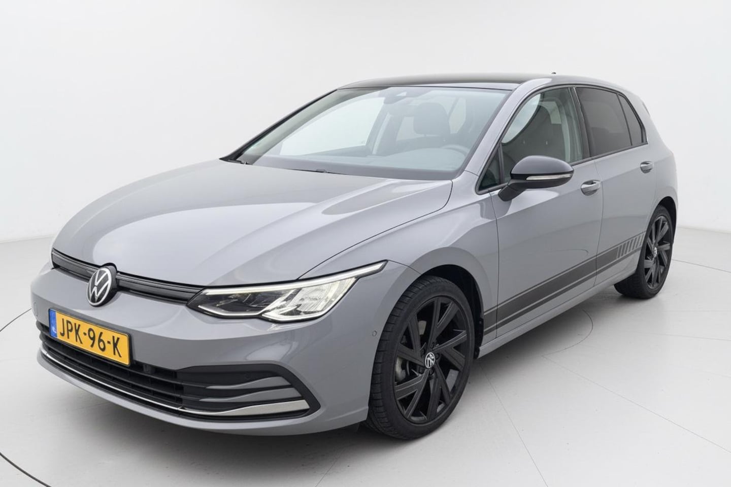 Volkswagen Golf - 1.5 eTSI R-Line Pano/ afn.Trekhaak/ 18" - AutoWereld.nl