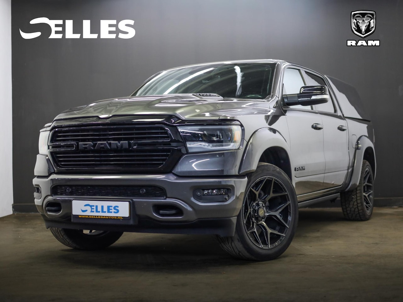 Dodge Ram 1500 - 5.7 V8 4x4 Crew Cab Laramie Night | Hardtop | Luchtvering | Night Package | 4Play velgen m - AutoWereld.nl