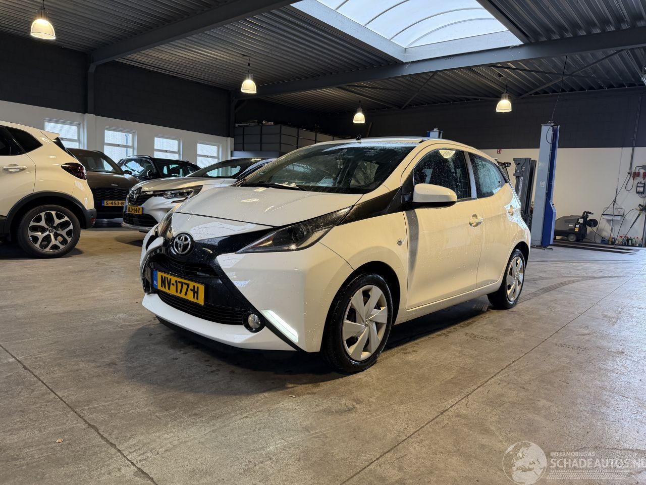 Toyota Aygo - 1.0 VVT-i x-wave 1.0 VVT-i x-wave - AutoWereld.nl