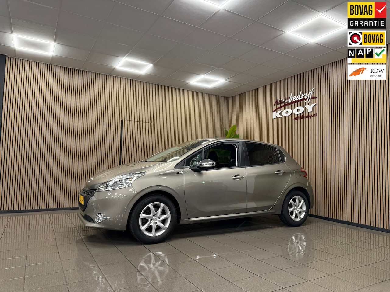 Peugeot 208 - 1.2 PureTech Style Pack * Distributie vervangen / Navigatie / LM Velgen / NL Auto * - AutoWereld.nl