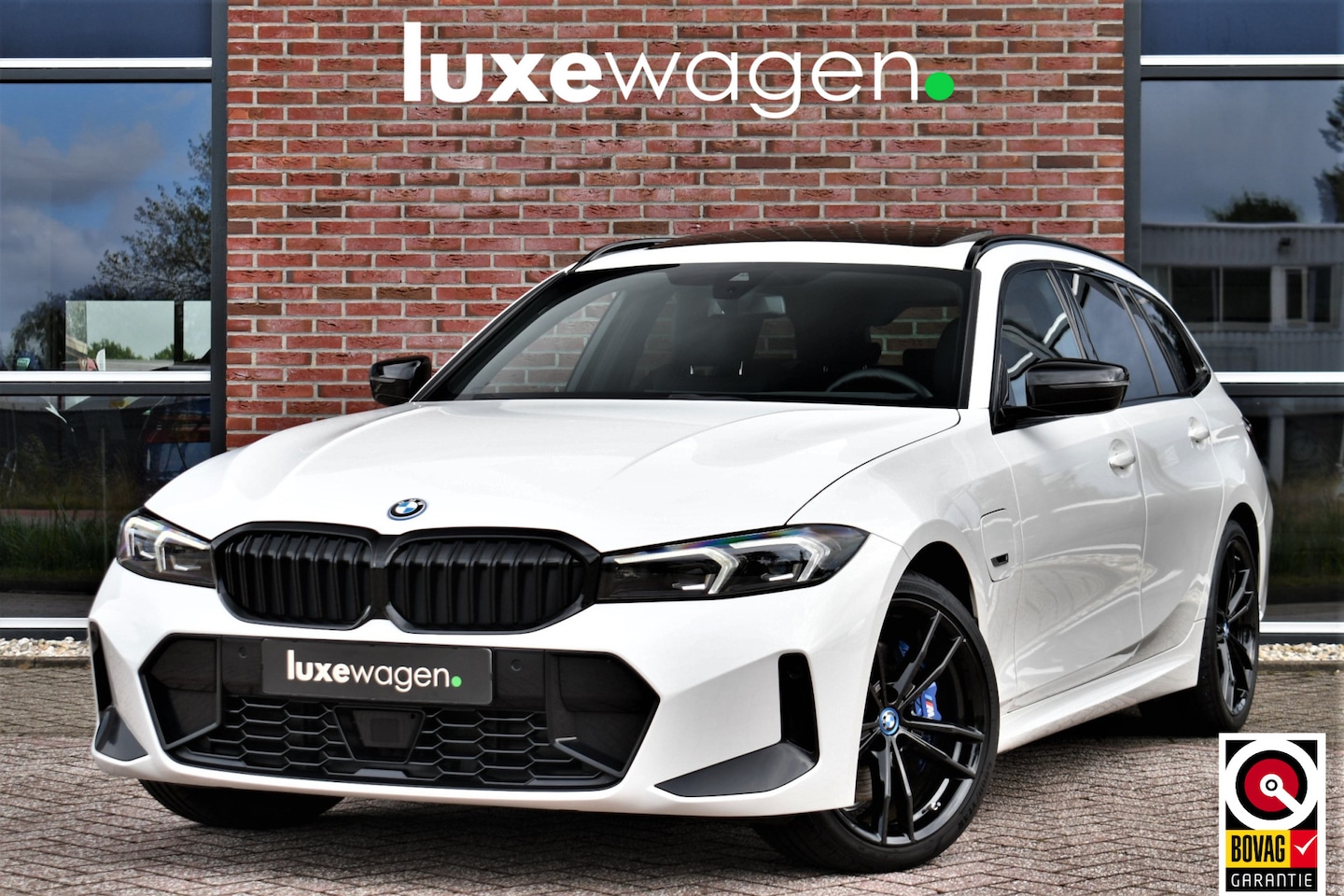 BMW 3-serie Touring - 320e xDrive M-Sport Pro Pano ACC Trekh El-zetels H/K 19inch - AutoWereld.nl