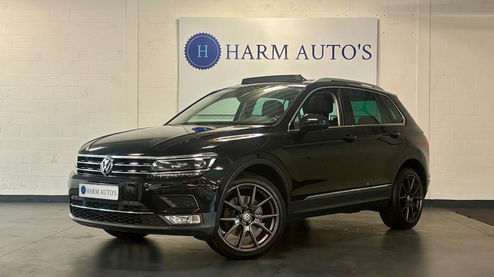 Volkswagen Tiguan - 2.0 TSI 4Motion Highline 220pk Automaat / Pano / CAM / Volleer / PDC - AutoWereld.nl