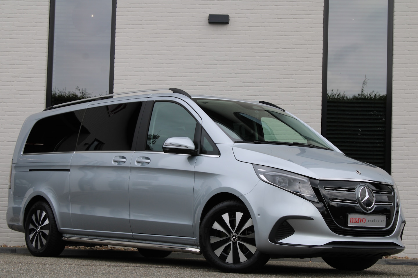 Mercedes-Benz EQV - 300 L3 / Extra Lang / 7-Persoons / 2x Elec Schuifdeur / Burmester / 360 Camera / Vol Optie - AutoWereld.nl