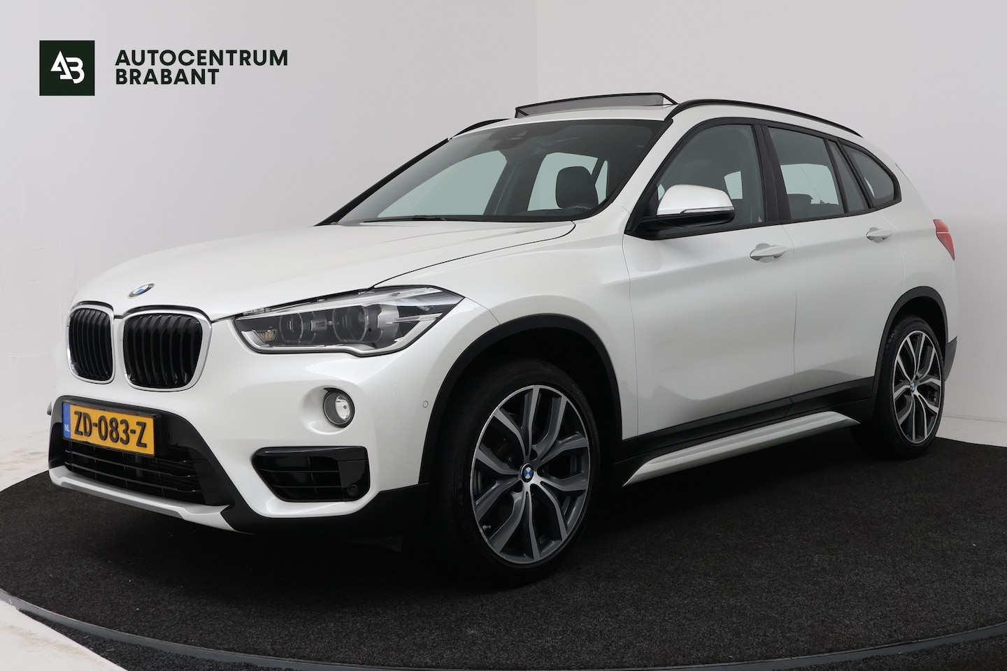 BMW X1 - xDrive20i High Executive (PANORAMADAK, HEAD-UP, STOELVERWARMING, TREKHAAK, CAMERA, ELEKTR - AutoWereld.nl