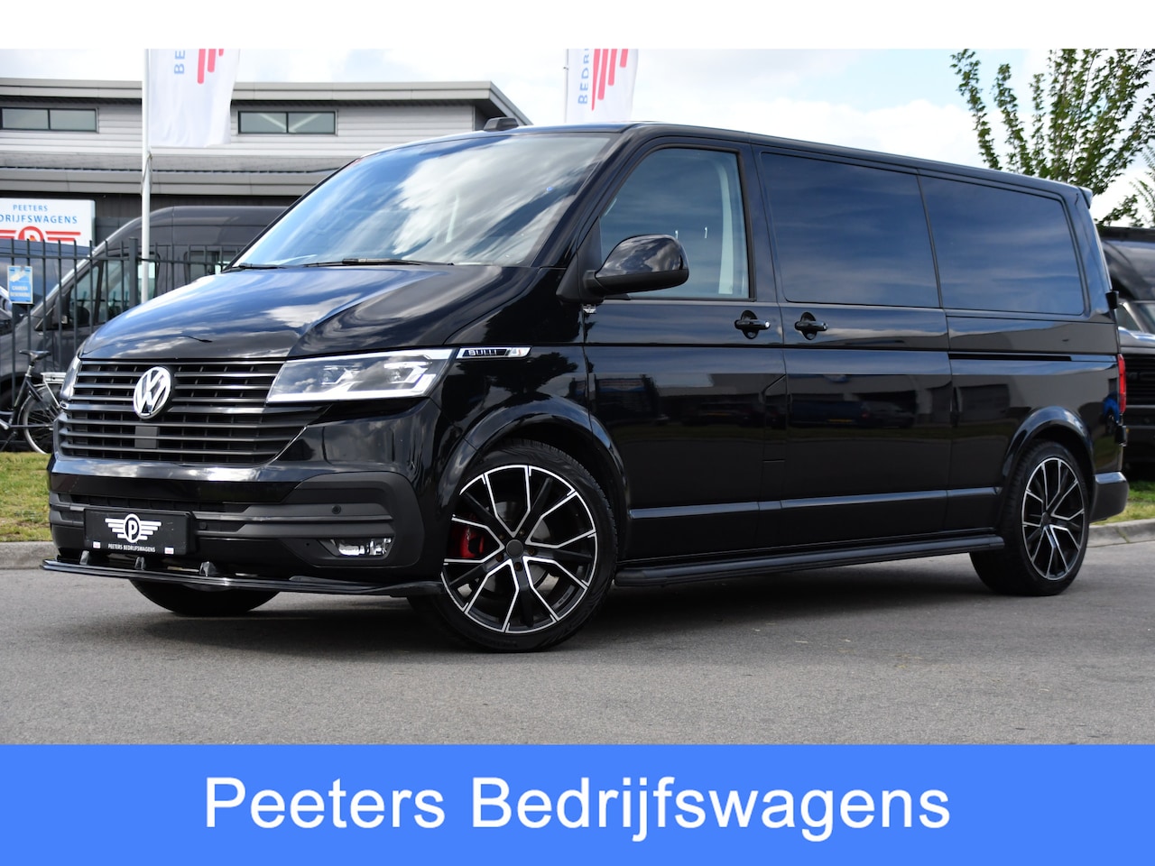 Volkswagen Transporter - 2.0 TDI L2H1 30 DC Bulli Black Edition Adaptieve Cruise, Virtual, Camera, Carplay, Stoelve - AutoWereld.nl