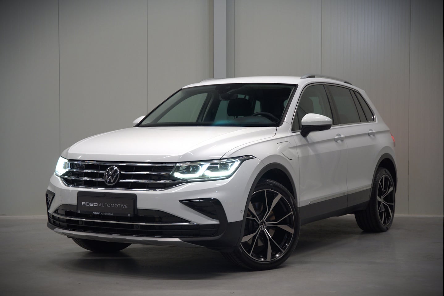 Volkswagen Tiguan - 1.4 TSI eHybrid Elegance Business | Stoelverwarming | Stuurverwarming | Massage | 360 Came - AutoWereld.nl
