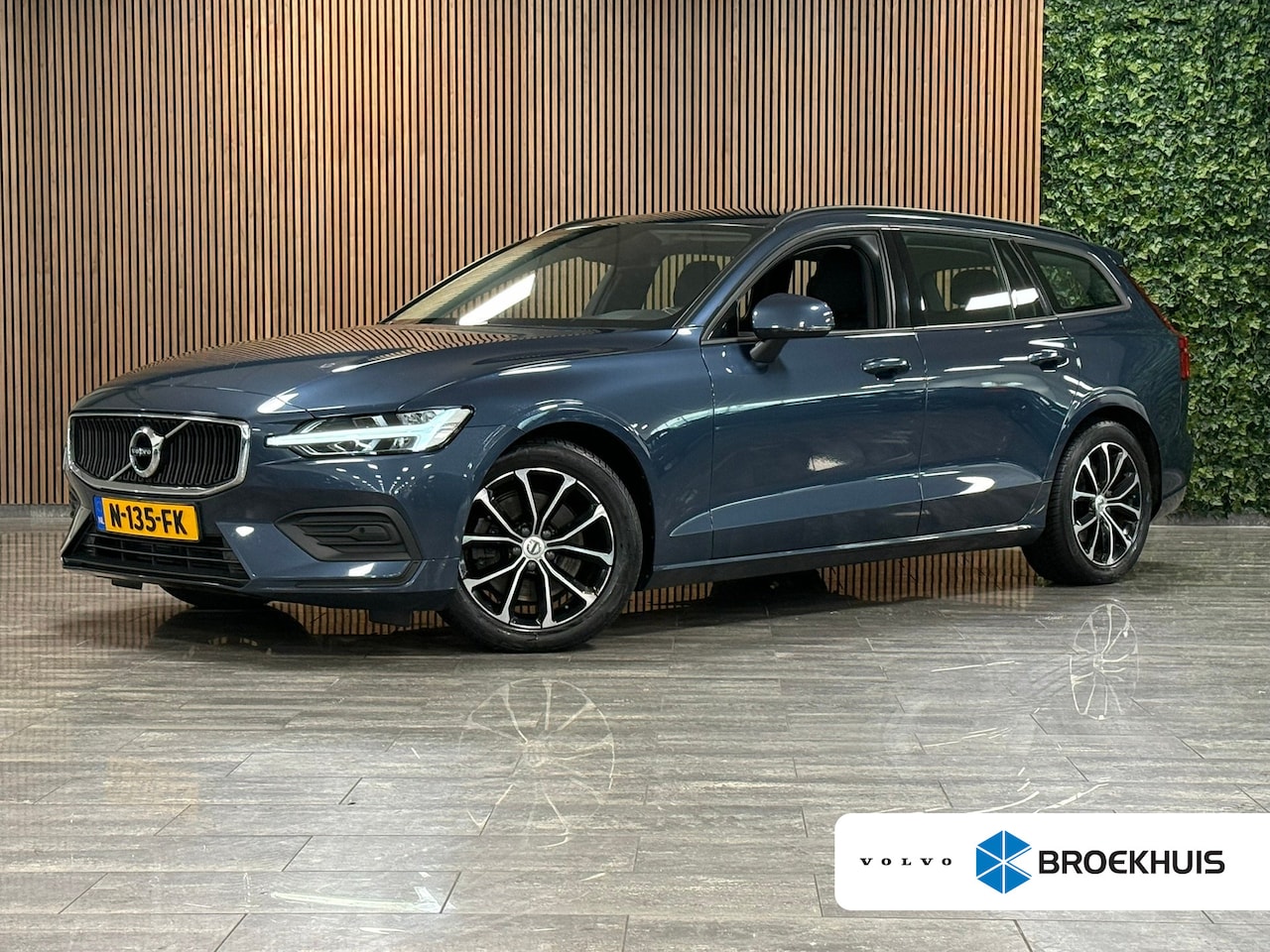 Volvo V60 - B3 Momentum Advantage | Trekhaak | Lederen bekleding | Stoel en Stuurwielverwarming | Park - AutoWereld.nl