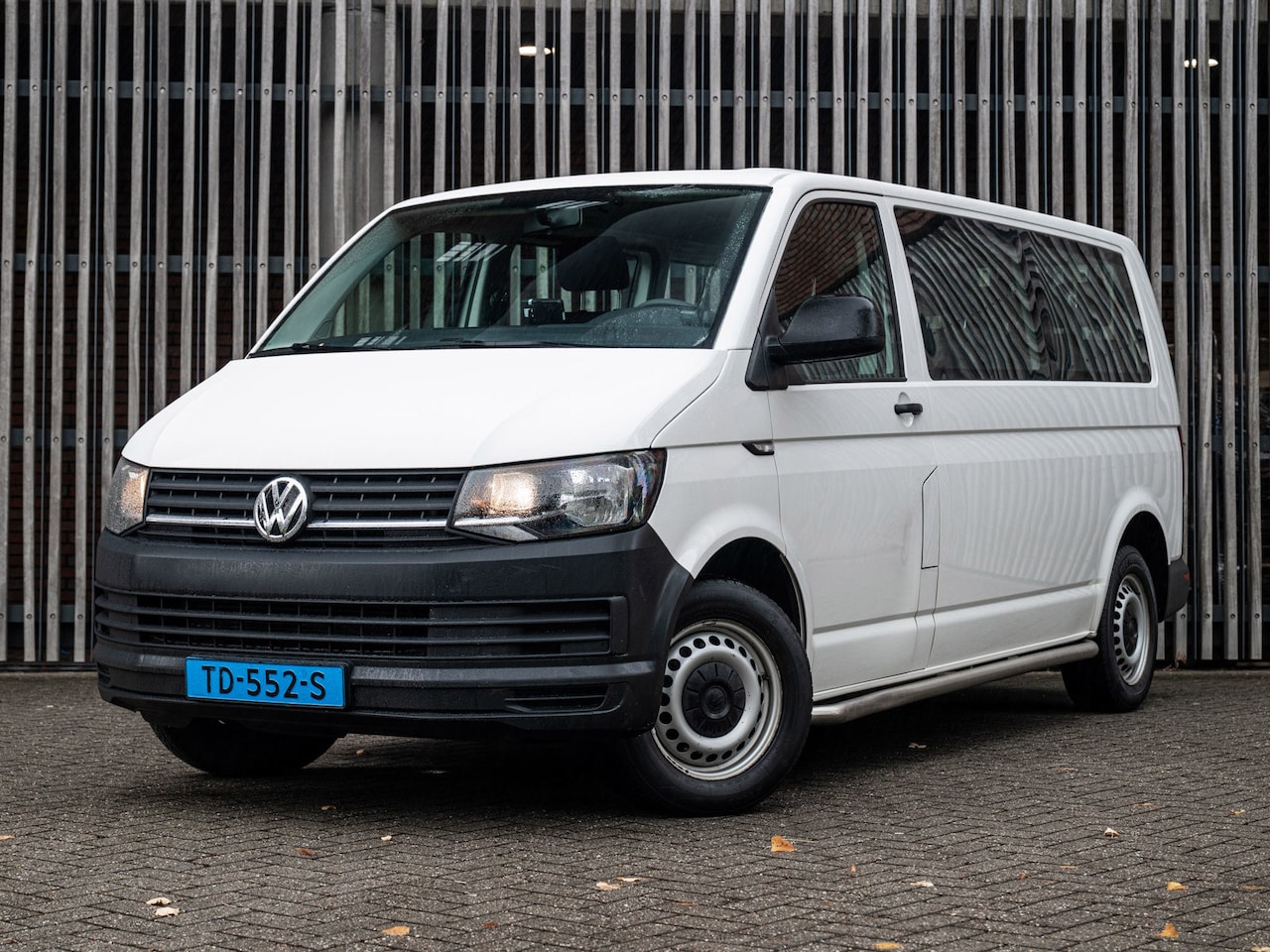 Volkswagen Transporter Kombi - 2.0 TSi 150pk 9-Pers. L2 CNG |EX BTW| 2+2+2+3 indeling| Airco|NWE APK - AutoWereld.nl