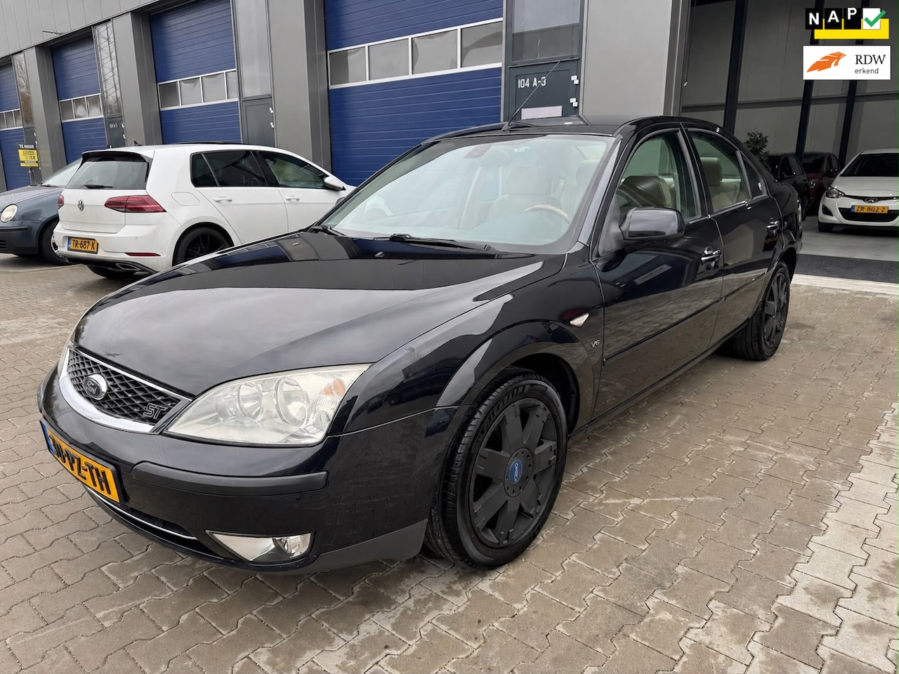 Ford Mondeo - 3.0 V6 Ghia Executive leder Airco luxe uitvoering !! - AutoWereld.nl