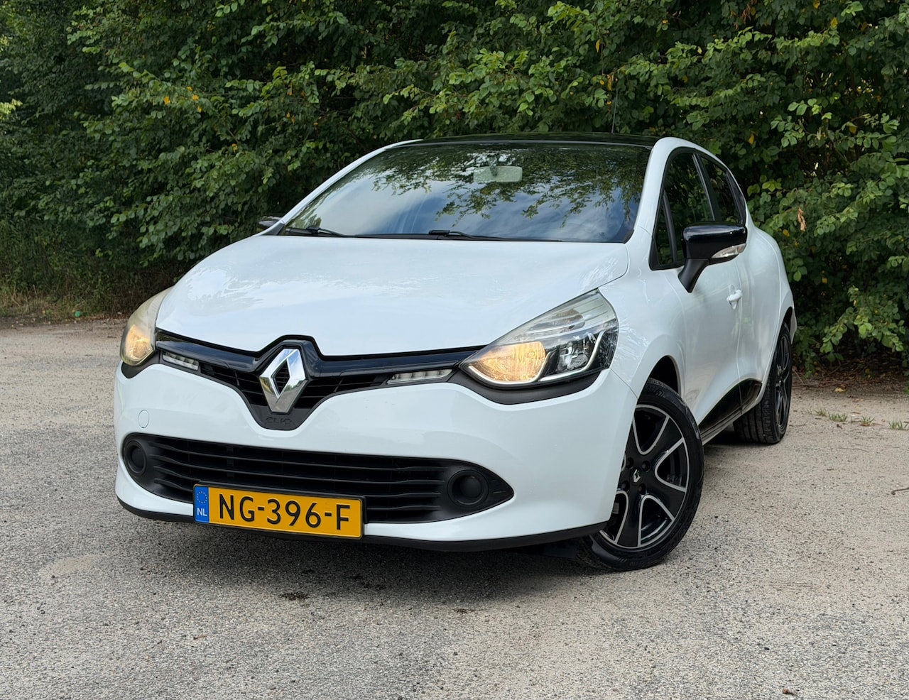 Renault Clio - 1.2 16V | Cruise control + Navi + Nwe APK Nu € 4.750,- !!! - AutoWereld.nl