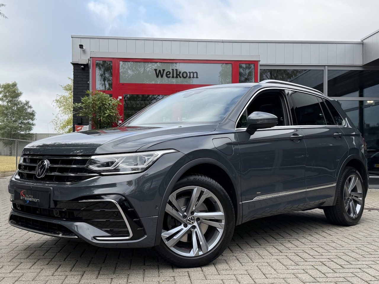 Volkswagen Tiguan - 1.4 TSI eHybrid *!* 2x R-LINE *!* PANODAK/ IQ LED/ CAMERA/ 19 INCH *!* - AutoWereld.nl