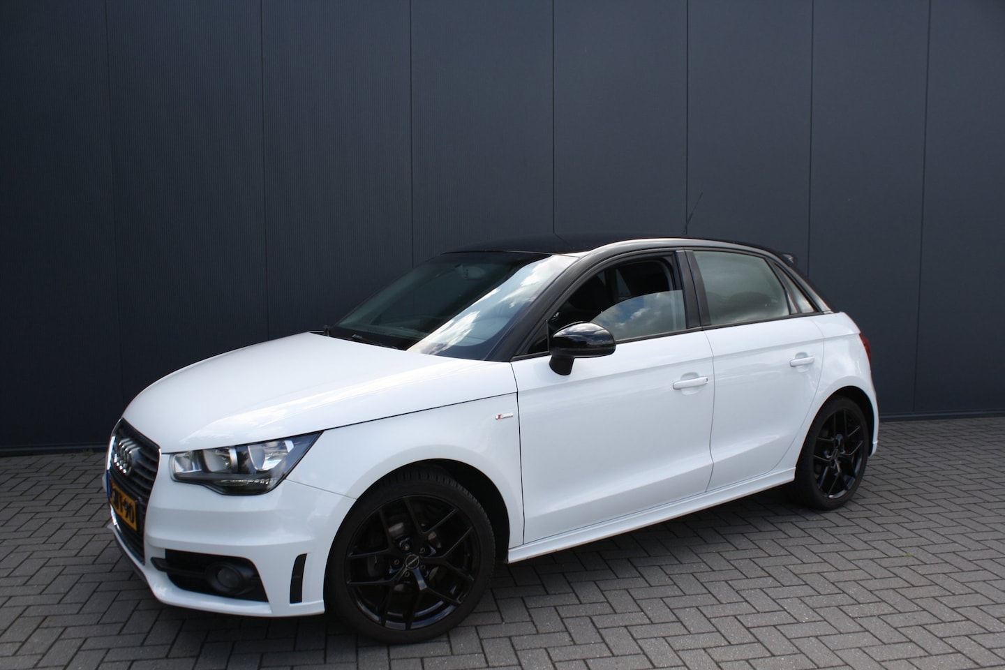 Audi A1 Sportback - 1.2 TFSI Admired S-Line - NAVIGATIE PAKKET 2 - 17" VELGEN - AutoWereld.nl