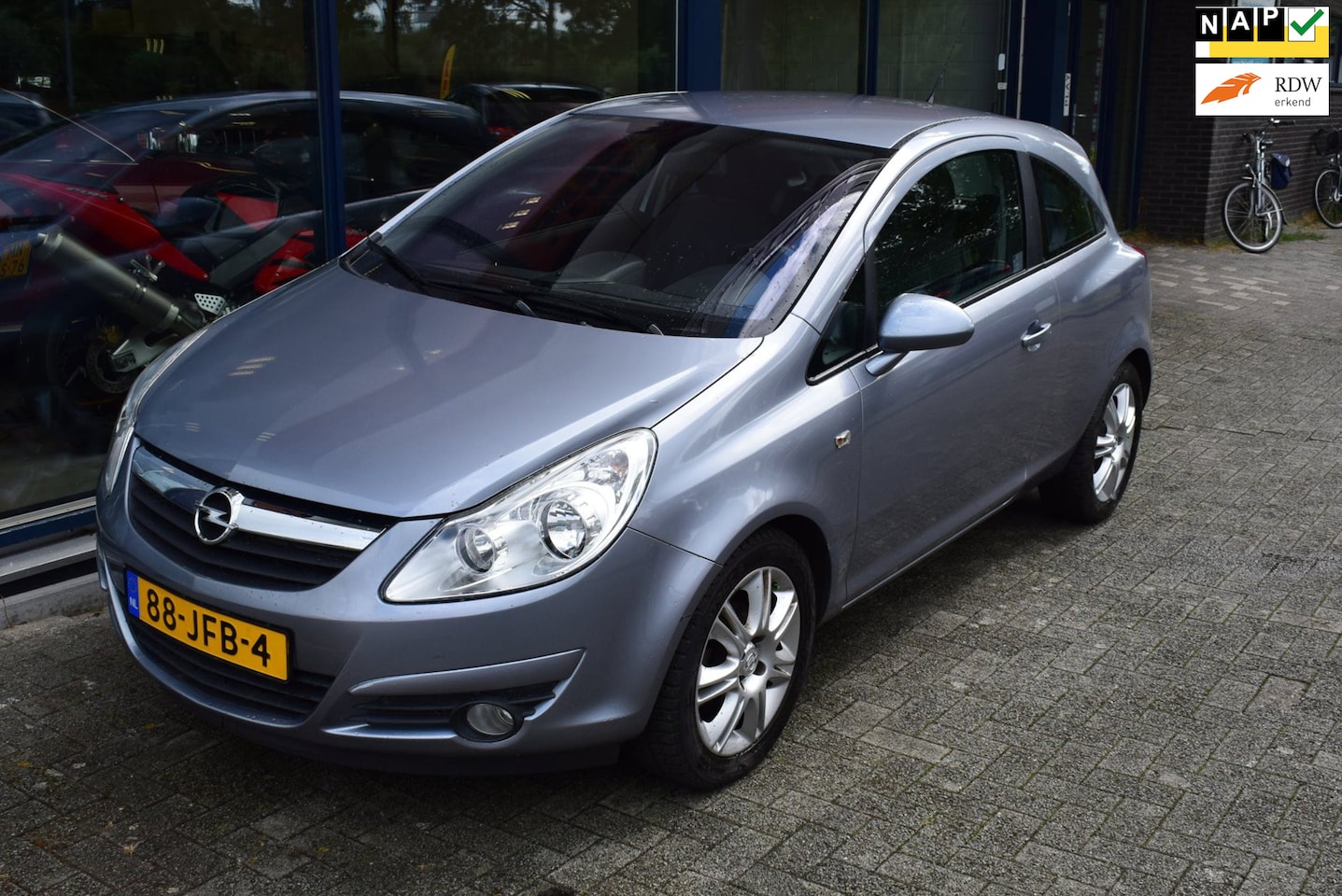 Opel Corsa - 1.4-16V Cosmo AUTOMAAT // Climate control, stuur/stoelverwarming, cruise control - AutoWereld.nl