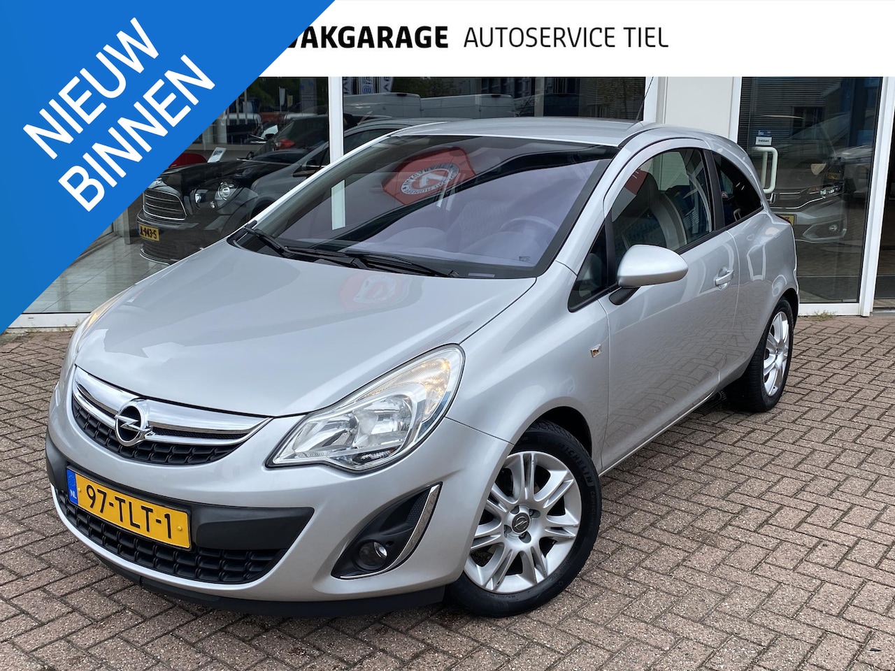 Opel Corsa - 1.4-16V Cosmo Stoel- & stuurwielverwarming, parkeersensor achter, cruise control, start/st - AutoWereld.nl